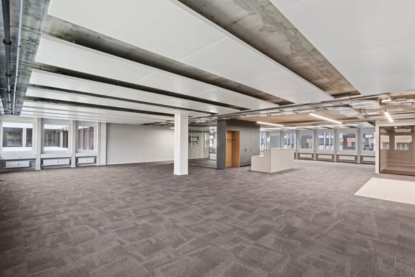 Revitalisiert, zertifiziert, flexibel: vollausgebaute Bürofläche im Attika (1'090m²) 1