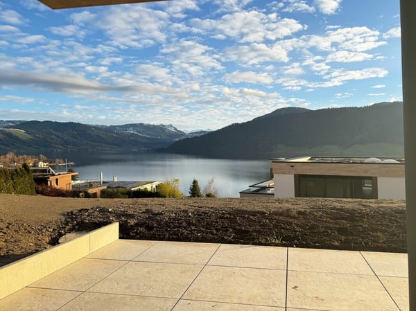 EXKLUSIVES NEUBAU-JUWEL: Luxus-Gartenwohnung mit 180°-Panoramablick auf See & Berge 2