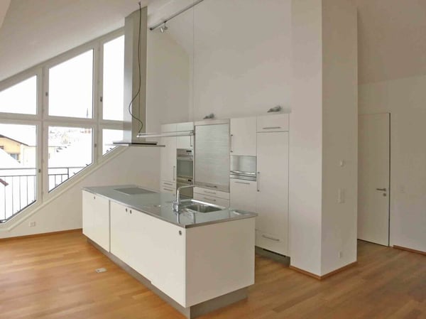 Grosszügige 1.5-Zimmer-Dachwohnung mit hohen Decken, Terrasse und einmaligem Bergpanorama 3