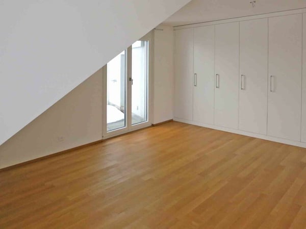 Grosszügige 1.5-Zimmer-Dachwohnung mit hohen Decken, Terrasse und einmaligem Bergpanorama 4