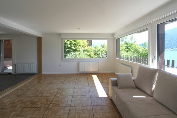 Chalet Sonnenbühl: Attraktives Zweifamilienhaus mit freier Bergsicht und dem See als Kulisse 4