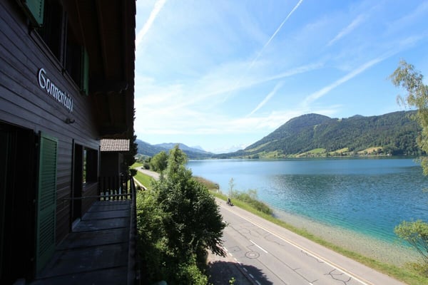 Chalet Sonnenbühl: Attraktives Zweifamilienhaus mit freier Bergsicht und dem See als Kulisse 2