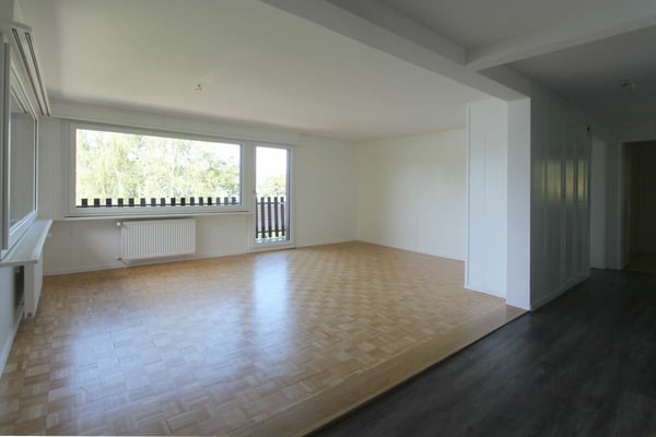 Chalet Sonnenbühl: Attraktives Zweifamilienhaus mit freier Bergsicht und dem See als Kulisse 10