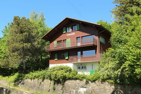 Chalet Sonnenbühl: Attraktives Zweifamilienhaus mit freier Bergsicht und dem See als Kulisse 1