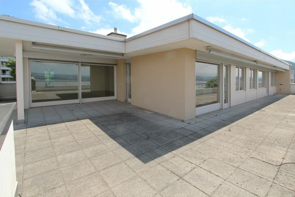 LUXURIÖSE ATTIKAOASE: Exklusive Wohnung mit grosszügiger Terrasse und atemberaubender See- & Bergsicht 2