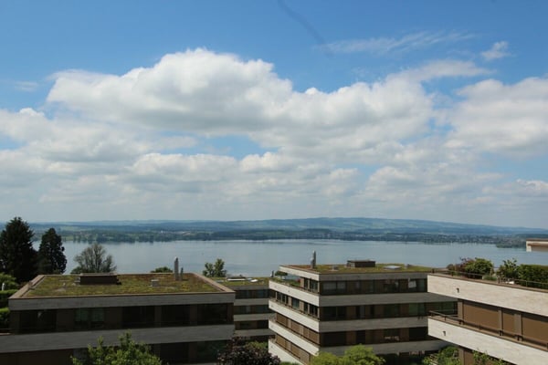 LUXURIÖSE ATTIKAOASE: Exklusive Wohnung mit grosszügiger Terrasse und atemberaubender See- & Bergsicht 1