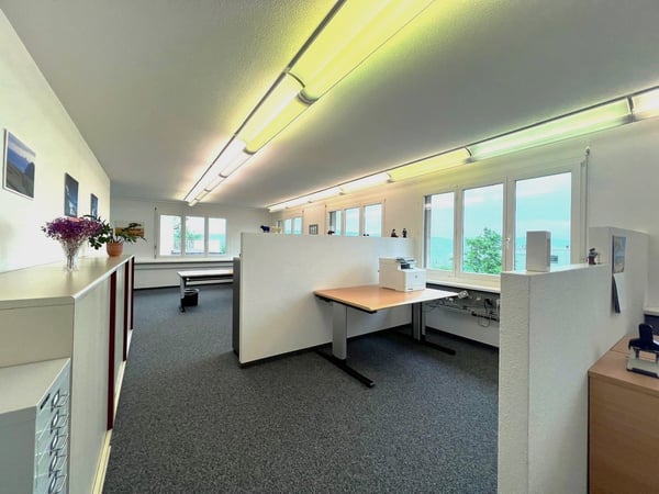 Grosszügiges und lichtdurchflutetes Büro mit Seesicht 3