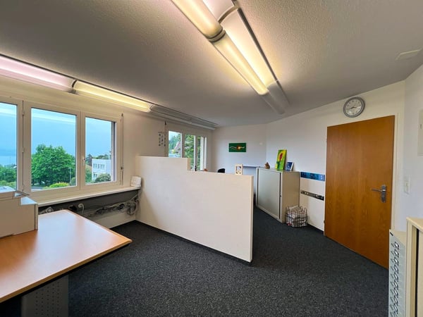 Grosszügiges und lichtdurchflutetes Büro mit Seesicht 5