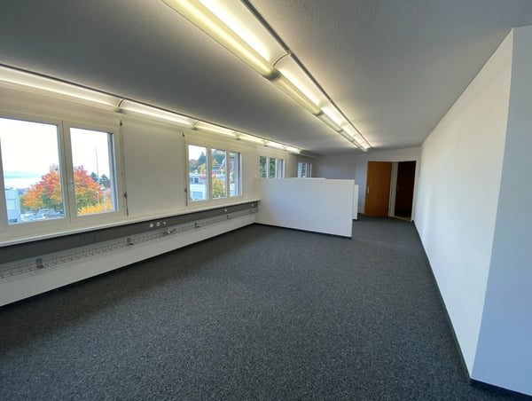 Grosszügiges und lichtdurchflutetes Büro mit Seesicht 2
