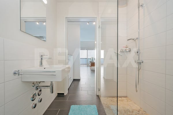 Exklusive 4.5-Zimmer-Maisonette mit Galerie, Bilderbuch-Aussicht und Nähe zu Zürich 6
