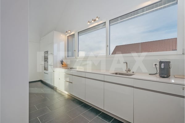Exklusive 4.5-Zimmer-Maisonette mit Galerie, Bilderbuch-Aussicht und Nähe zu Zürich 5