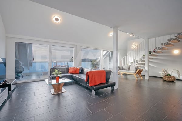 Exklusive 4.5-Zimmer-Maisonette mit Galerie, Bilderbuch-Aussicht und Nähe zu Zürich 9