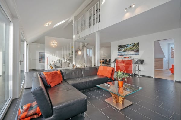 Exklusive 4.5-Zimmer-Maisonette mit Galerie, Bilderbuch-Aussicht und Nähe zu Zürich 4