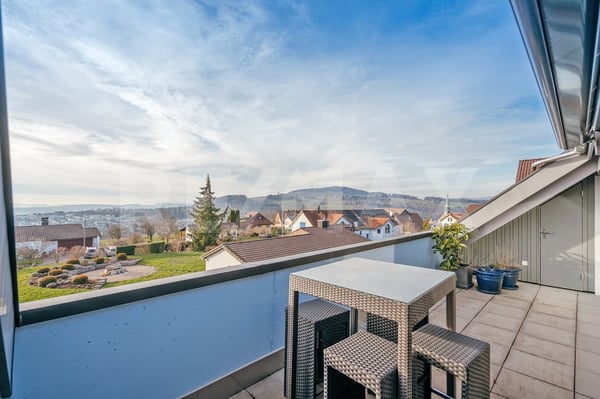 Exklusive 4.5-Zimmer-Maisonette mit Galerie, Bilderbuch-Aussicht und Nähe zu Zürich 1
