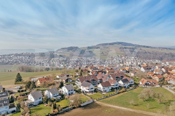 Exklusive 4.5-Zimmer-Maisonette mit Galerie, Bilderbuch-Aussicht und Nähe zu Zürich 3
