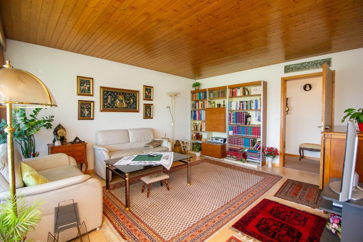 Gemütliche 4.5 Zimmer-Wohnung an ruhiger Lage mit Hobbyraum, Garage und viel Gestaltungspotenzial