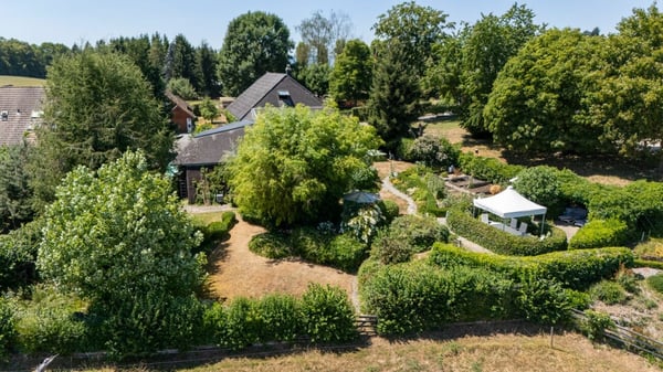 Einzigartiges Landhaus mit malerischem Garten 2