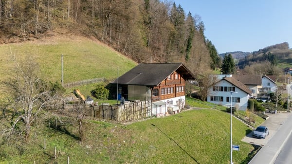 Charmantes Chalet mit viel Potential auf grosser Parzelle