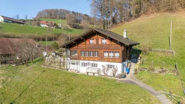Charmantes Chalet mit viel Potential auf grosser Parzelle 2