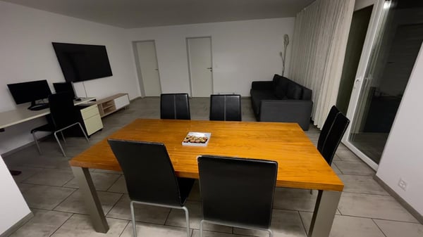 Zu vermieten: Möblierte, Parterre 2.5 Zi-W. eigenem Waschraum, rollstuhlgängig 16