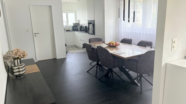 Attraktives Zweifamilienhaus in der Zone W3 7