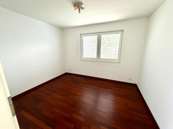Neuwertige 4.5 Zimmer Attika-Wohnung 8