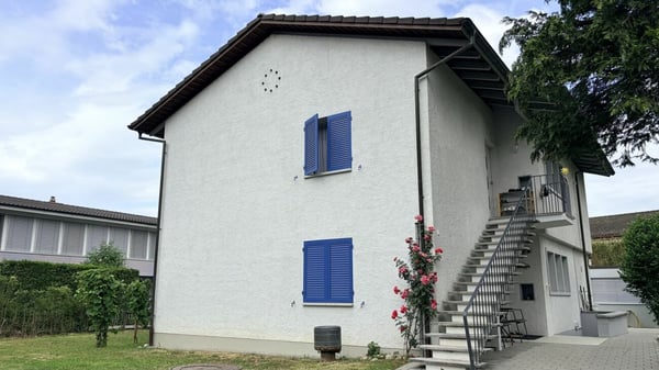 Attraktives Zweifamilienhaus in der Zone W3 6