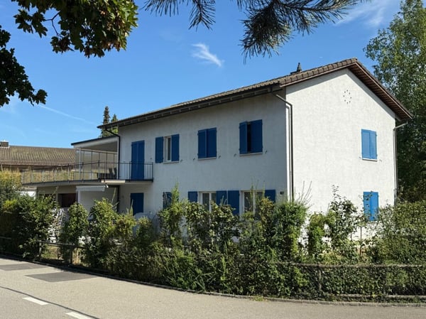 Attraktives Zweifamilienhaus in der Zone W3 2