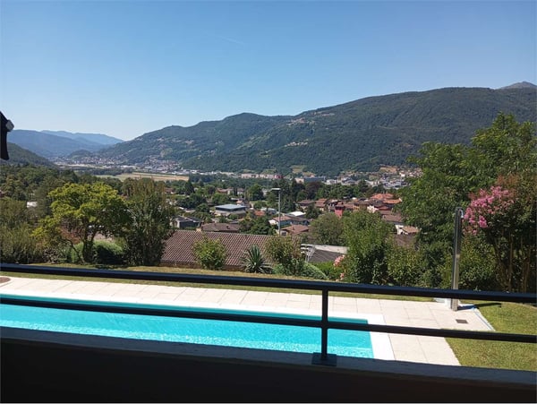 Comano - Elegante appartamento 2.5 locali con piscina e vista panorami 9