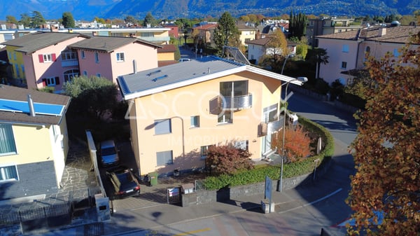 Casa bifamiliare con appartamenti di 3.5 & 4.5 locali indipendenti e grandi locali accessori-/hobby | Zweifamilienhaus mit unabhängigen 3.5 & 4.5 Zimmer Wohnungen und Großen Neben-/Hobbyräumen 1