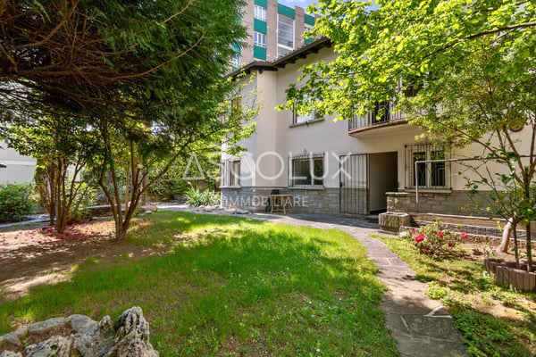 Freistehende 6-Zimmer-Villa mit Garten und Außenbereichen 4