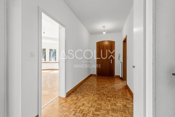 Freistehende 6-Zimmer-Villa mit Garten und Außenbereichen 17