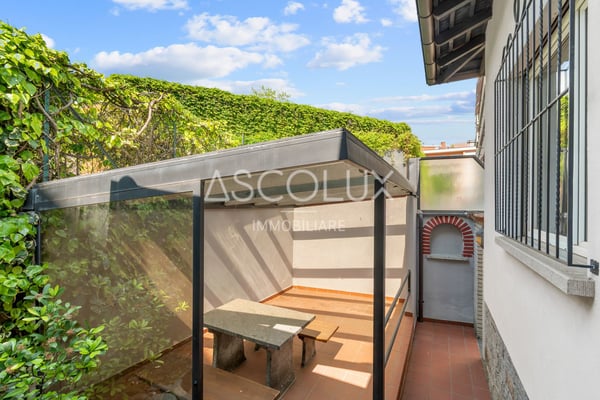 Freistehende 6-Zimmer-Villa mit Garten und Außenbereichen 7