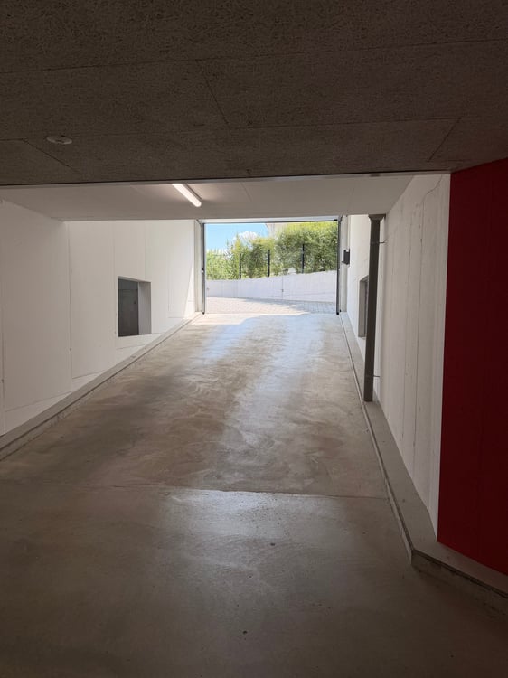 Sicherer Motorrad- oder Rollerparkplatz in moderner Einstellhalle 4
