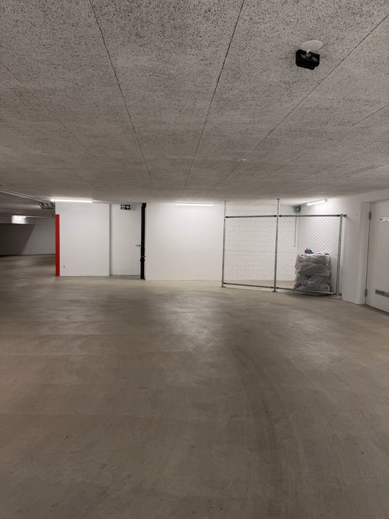 Sicherer Motorrad- oder Rollerparkplatz in moderner Einstellhalle 6
