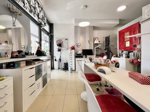 AMPIO SPAZIO COMMERCIALE A MASSAGNO - PIAZZA SANTA LUCIA 1