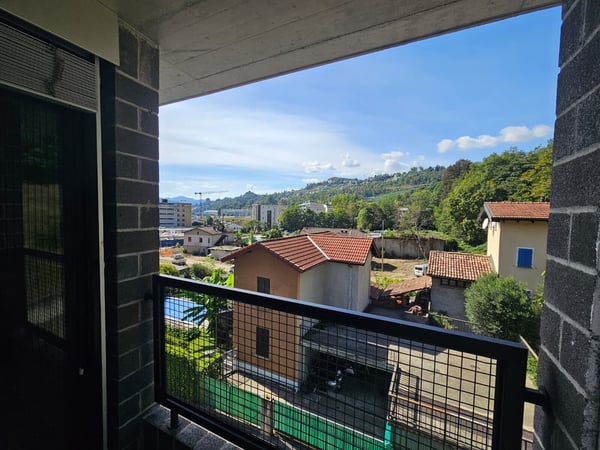 AFFITTASI AMPIO 1.5 LOCALI ARREDATO CON BALCONE A CANOBBIO 3