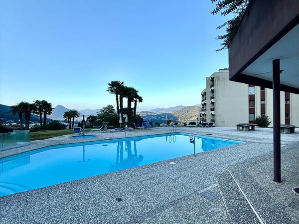 AFFITTASI LUMINOSO BILOCALE CON VISTA LAGO E PISCINA A CADRO 8