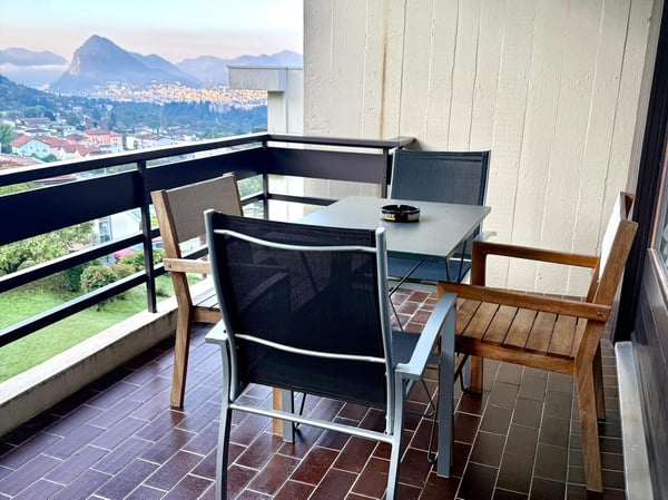 AFFITTASI LUMINOSO BILOCALE CON VISTA LAGO E PISCINA A CADRO 2