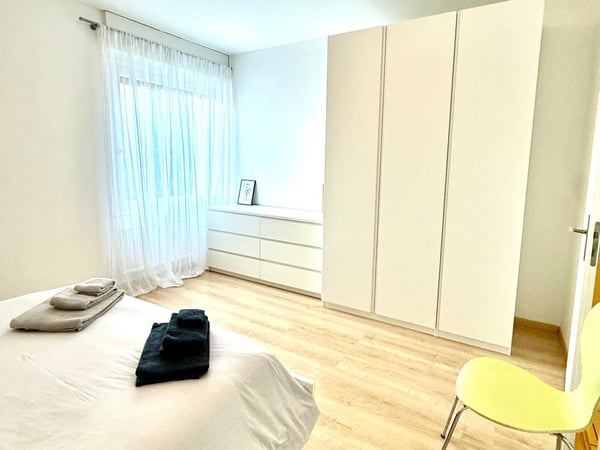 AFFITTASI LUMINOSO BILOCALE CON VISTA LAGO E PISCINA A CADRO 5