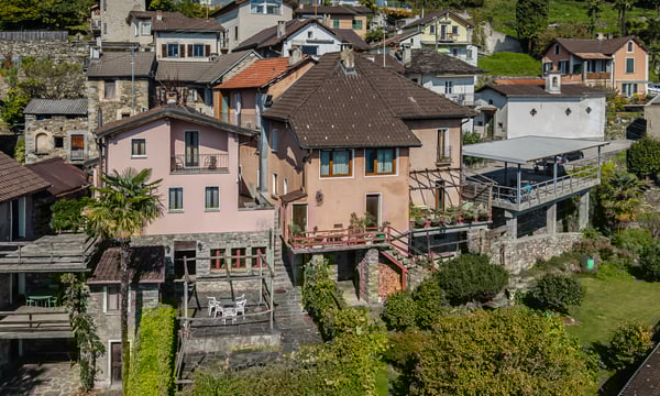 STABILE DI 3 APPARTAMENTI CON RISTORANTE E B&B A BRISSAGO 1