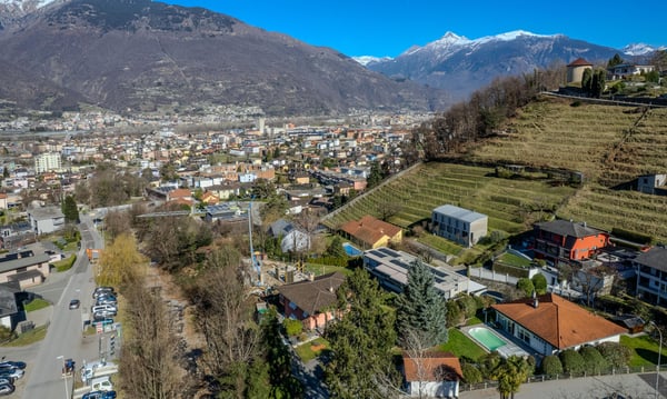 VILLA 1.5 SU UN PIANO CON AMPIO TERRENO E PISCINA A CAMORINO 9