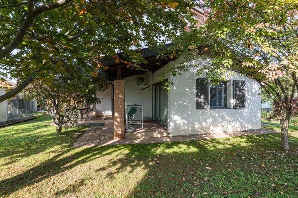 VILLA DI 1.5 LOCALI CON INCANTEVOLE GIARDINO A LIGORNETTO 1