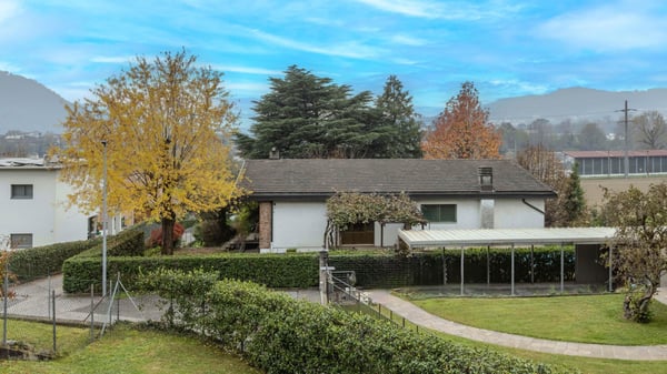 VILLA CON TERRENO R3 E PROGETTO PER 4 APPARTAMENTI A BALERNA 1