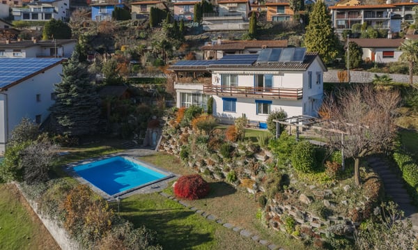 INCANTEVOLE VILLA 2.5 LOC. CON PISCINA E LAGHETTO AD AROGNO 1