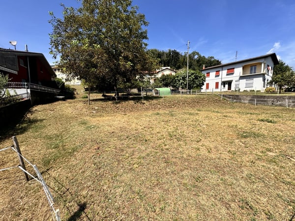 SOLEGGIATO TERRENO DI 1100 MQ CON LICENZA APPROVATA AD ARZO 4