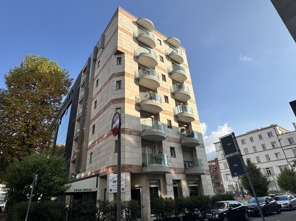 LUMINOSO 1.5 CON BALCONE E 2 POSTI AUTO IN CENTRO A LUGANO 1