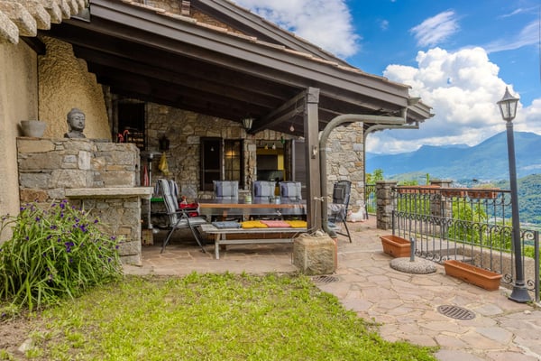 VILLA 2 LOCALI VISTA LAGO IMMERSA NEL VERDE A CIMO - BIOGGIO 2