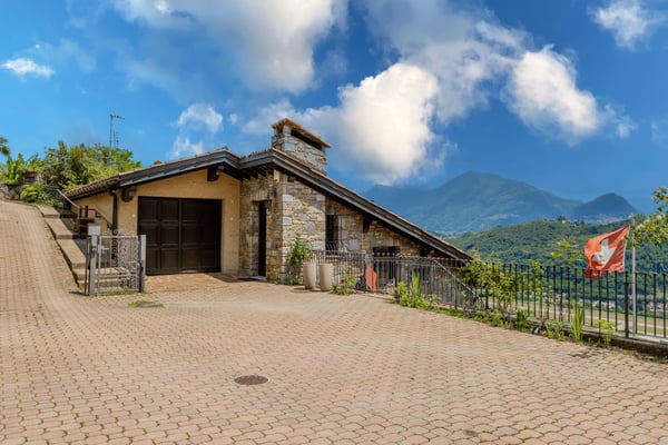 VILLA 2 LOCALI VISTA LAGO IMMERSA NEL VERDE A CIMO - BIOGGIO 8