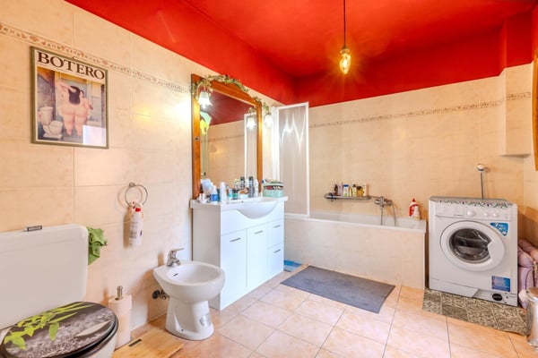 BELLISSIMA CASA 13 LOCALI SUDDIVISA IN 3 UNITÀ A NOVAZZANO 8